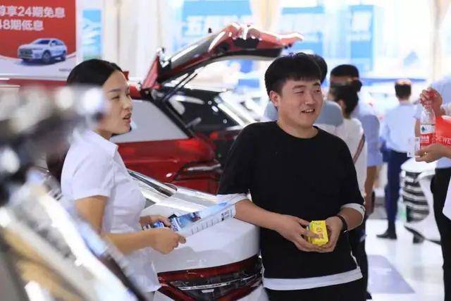 为什么4S店宁愿不收利息也要劝人贷款买车？到底有什么猫腻？