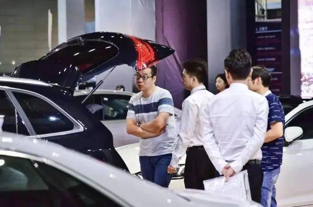 为什么4S店宁愿不收利息也要劝人贷款买车？到底有什么猫腻？