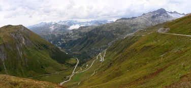 瑞士伯尔尼阿尔卑斯山区(Bernese Alps)一条壮观的新缆车已经开通。其倾斜度为159.4%，制造商称这是世界上最陡峭的。_10